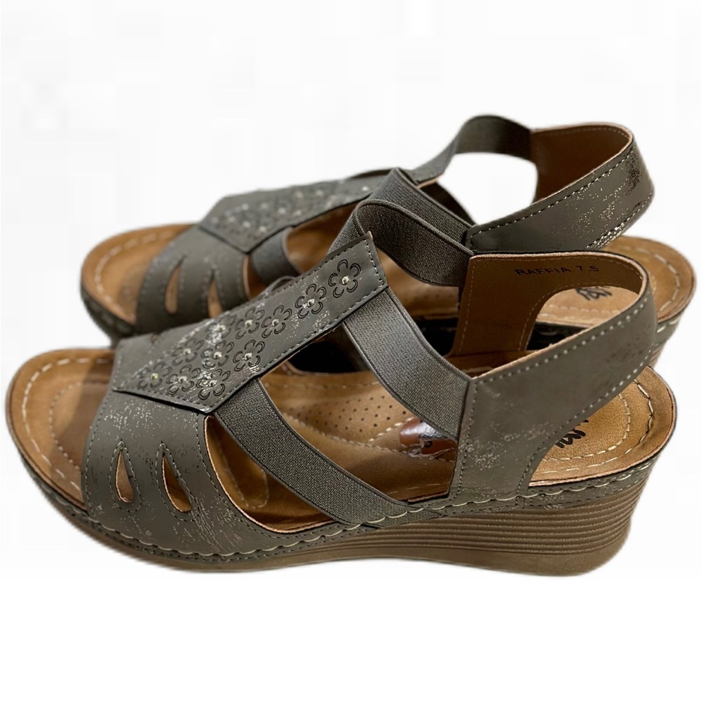 Like New GC gray/silver wedge sandals